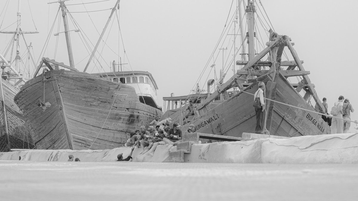 inituhin's tweet photo. PELABUHAN SUBDA KELAPA

Selagi ada yang harus dikorbankan untuk mendapatkan kebahagiaan yang diinginkan, tidak ada celah untuk “sederhana” bisa masuk menggantikan apa yang telah dikorbankan untuk mendapatkan hasil yang disebut BAHAGIA.

Bahagia itu Tidak Sederhana https://t.co/tbwK54L7PA