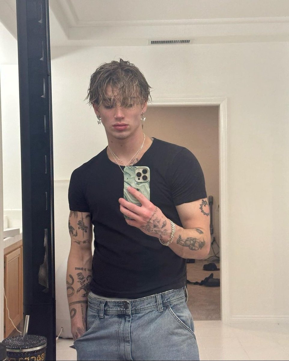 me vuelvo a presentar porque estaba inactivo
soy Louis Peña Galle, tengo 19 años, estudie medicina, me gusta leer, cocinar y salir a caminar
den fav y rt para conocer a mas personas y ser amigos