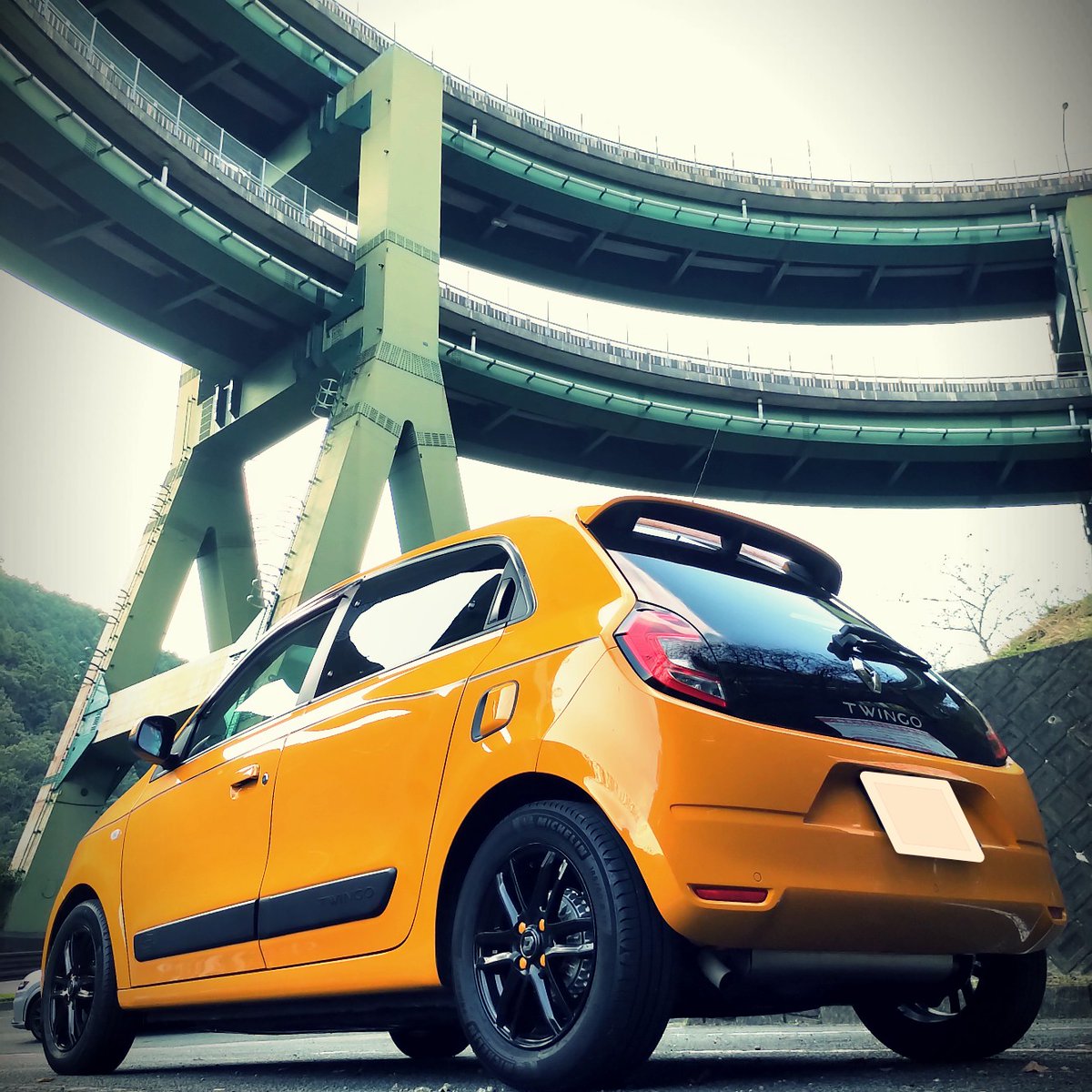 old_wsf_hiro's tweet photo. 河津七滝ループ橋の下の無料駐車場で小休止。
このループ橋、適切なギアとスピード、アクセルブンブンで走ると気持ちいい〜 #TWINGO #MT だから余計にかな〜
でもドライバーは景色なんて楽しめないね 笑
くるっくるだよ〜
#RENAULT #伊豆 #河津 #天城越え #河津七滝ループ橋 https://t.co/9ZlKX617Ng
