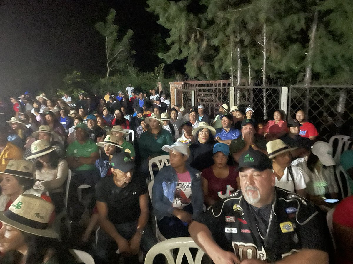 EuclidesLaVega's tweet photo. Ahora estamos recibiendo junto a Paul Piña, candidato a Director municipal del Ayuntamiento de Tireo y Rafa Collado, candidato a diputado por la circunscripción No. 2 de La Vega el apoyo de la dirección completa del Distrito municipal de Tireo del PLD( su presidente y 24 ptes CB. https://t.co/z9ohtpcJ6J
