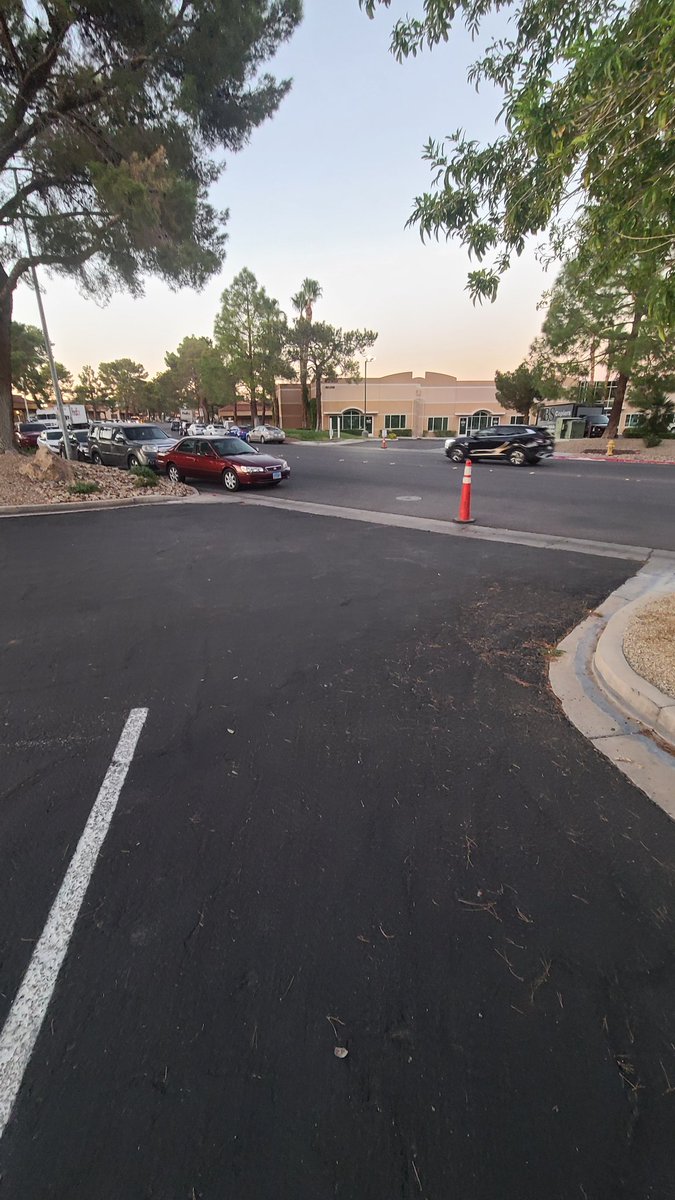 There's a grand theft auto gang targeting guests of the #ageofchivalry Renaissance Faire this weekend.  Almost got run over by one of them but police don't answer their phones in #LasVegas