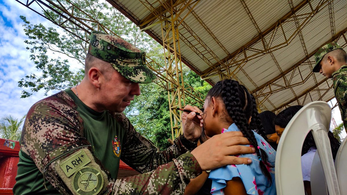 Ejercito_Div4's tweet photo. Con peluquería, recreación, servicios de medicina, siembra de árboles y mucho más, estamos culminando nuestra campaña Mi Vereda Modelo 2023, de esta forma, el @COL_EJERCITO y el equipo #FeEnColombia, trabajan por la vereda Aguas Claras, en Granada, #Meta.
#GarantesDelDesarrollo https://t.co/lnbqpxkusE