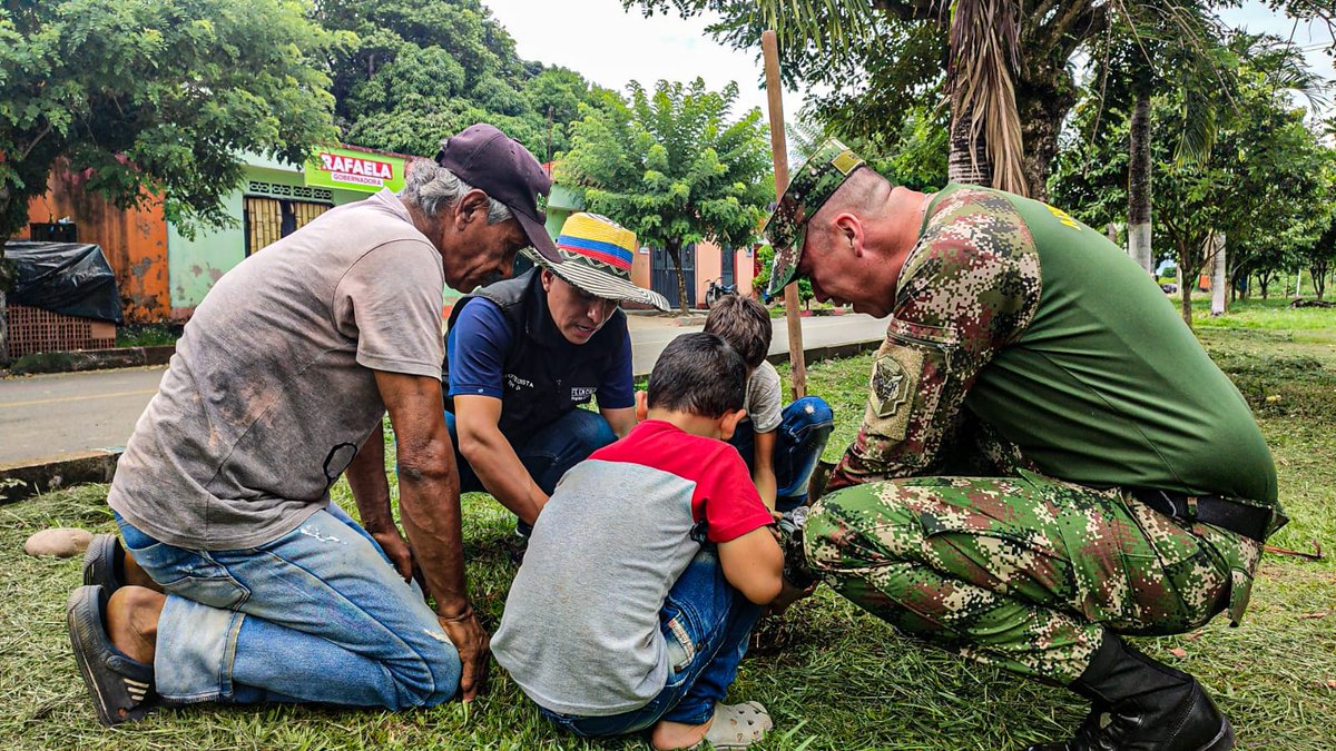 Ejercito_Div4's tweet photo. Con peluquería, recreación, servicios de medicina, siembra de árboles y mucho más, estamos culminando nuestra campaña Mi Vereda Modelo 2023, de esta forma, el @COL_EJERCITO y el equipo #FeEnColombia, trabajan por la vereda Aguas Claras, en Granada, #Meta.
#GarantesDelDesarrollo https://t.co/lnbqpxkusE