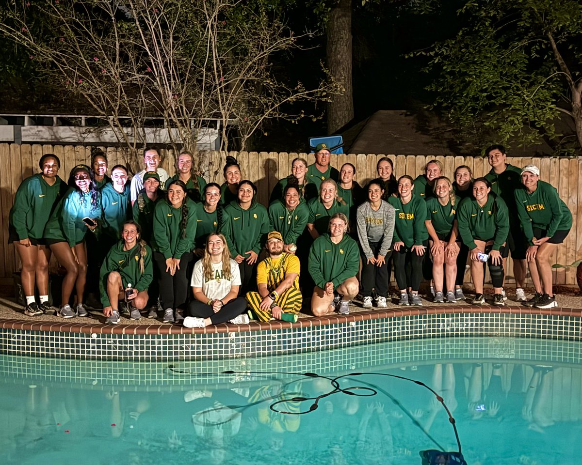 Closed out the fall season with dinner at the Bower’s house 💛

We love y’all! 

#SicEm 🐻🥎