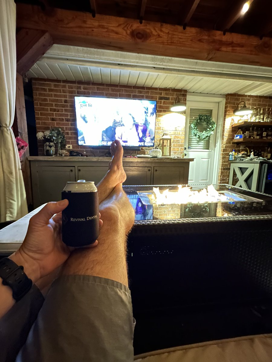 adamzander_11's tweet photo. Cheers @MattMoscona @TBob53 #WhiskeyAndWine https://t.co/mzX6BYlPLg