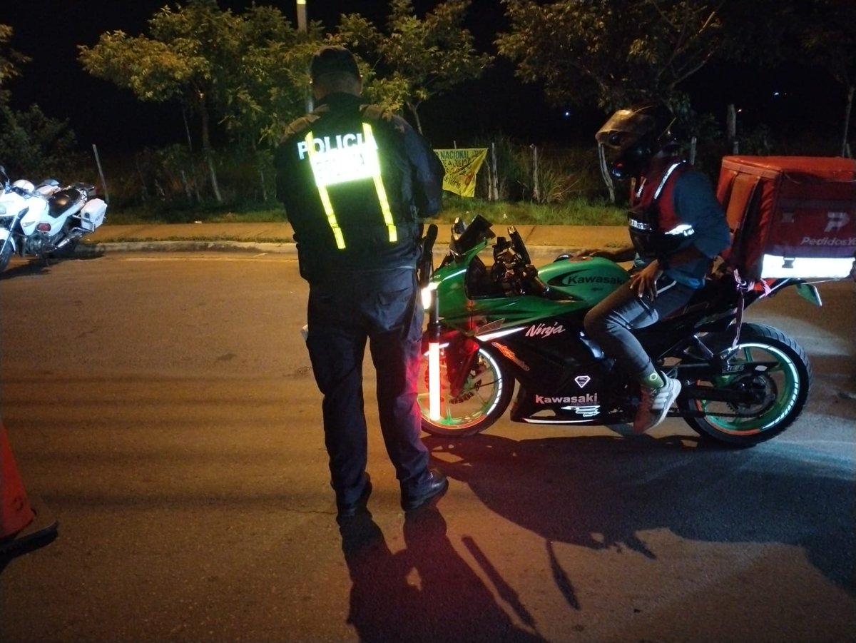 policiadepanama's tweet image. En la Provincia de Veraguas, unidades policiales realizan acciones preventivas de #SeguridadVial, a fin de disminuir los accidentes de tránsito. #ManejaSeguro
