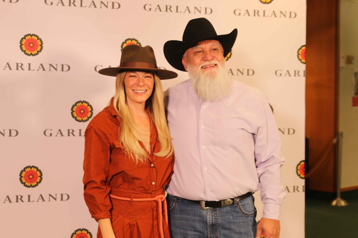 garlandtxgov's tweet photo. Garland native LeAnn Rimes is welcomed with gifts from Hatco's Ruben Trejo and Mayor Scott LeMay. Then, she put on a show to cap the Grand Opening of our Downtown Square and all of Garland had a night on the town. Thanks for celebrating with us today! https://t.co/EPBsnYxnRj