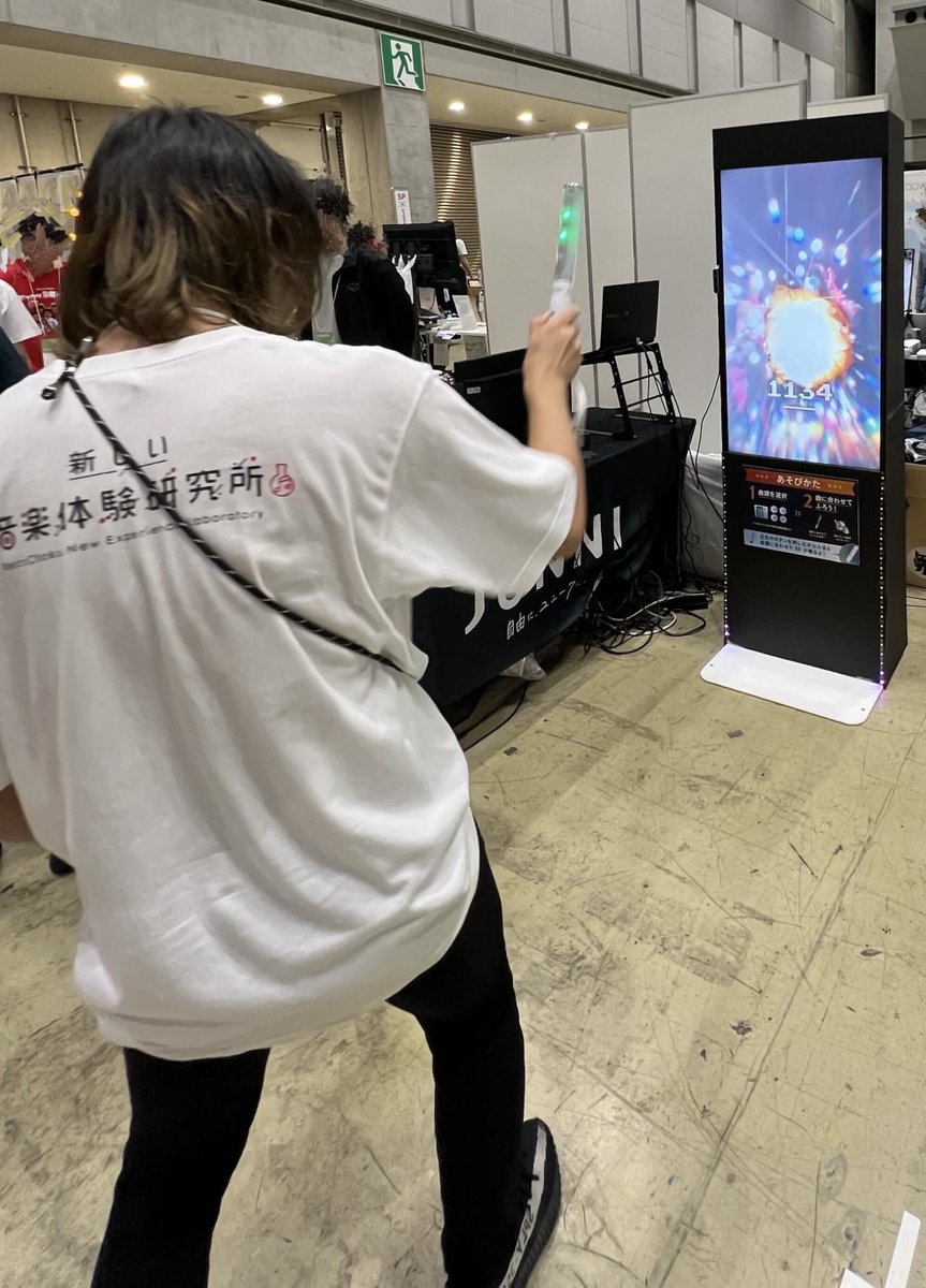 reco_info_e's tweet photo. ／
ブース訪問 株式会社ジュニ様（@junni_jp）
＼

同じサイリウムを採用した展示かつお向かいのブースということで、訪問させて頂きました。
映像のエフェクトがハイクオリティでワクワクする展示でした。
弊社のスタッフも楽しく体験させて頂きました！

ぜひお立ち寄りください！
#MFTokyo2023 https://t.co/zZuwwhZ0wp