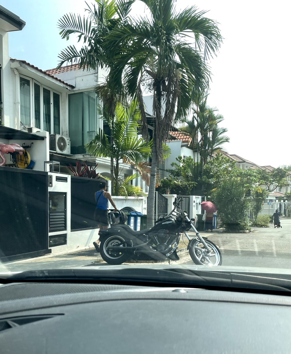 eeljuaeryung's tweet photo. Would the @LTAsg n #trafficpolicesg pls look into the owner of this house 71 Elite Park Avenue who ALWAYS parks his bike sticking INTO THE ROAD making drivers have to swerve right to avoid hitting it! It’s been going on a long time, everyday, half the bike’s on the road #ltasg https://t.co/kgkBLyXYiA