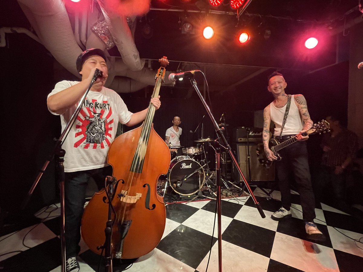 suzuki_syouten's tweet photo. バー『Z』(会津)、『ホームラン食堂』、バー『I LOVE ROCK'N ROLL』10周年 おめでとう御座います‼︎ 

昨夜は皆んな大好き 10月 ネオクレンチ、 サイコーでしたョ。

もはや恒例の 名古屋から『エイトメン』キヨビリー君 (ex.マッドモンゴルズ、エイリアン・スラップ オーガナ…#eightmen #alienslap https://t.co/hTBYzUSCgC