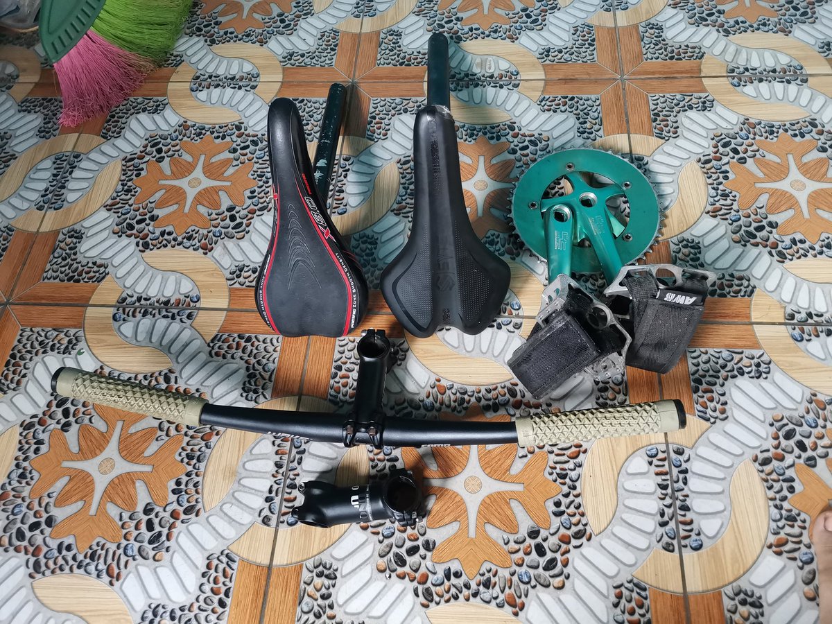 Rafif_bubuk's tweet photo. #fnfjb #FNFJB
dijual ga di pake ( hanya yg di list yang di jual! )
Detailnya langsung wa aja (0895336895459)
-Risebar alloy wake
-Stem uno
-Stem intro7 
-Seatpost genio 27.2 +saddle
-Seatpost uno 31.8
-Saddle stye (ada robek di ujung dan kiri kecil)
-Crankset united tanpa strap! https://t.co/K0ySAz0C9i