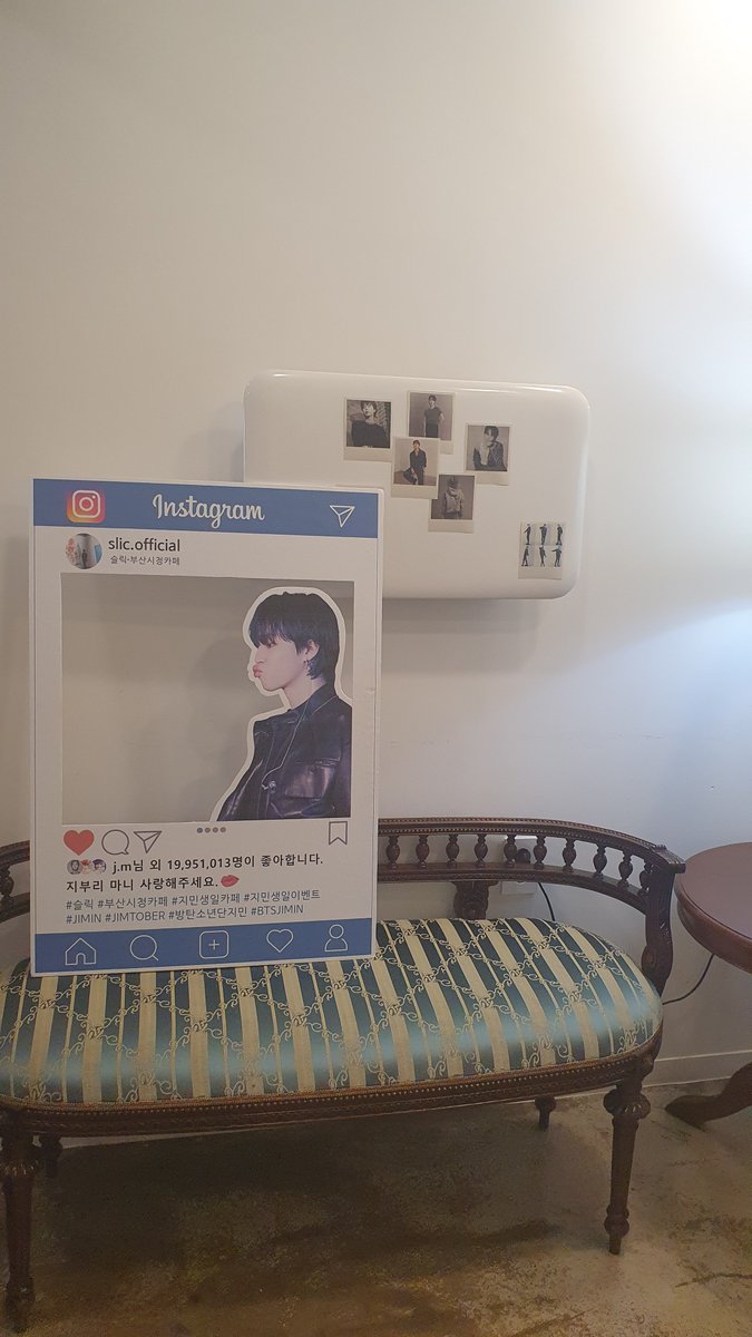 jjimini87's tweet photo. 짐토버를 즐기기 위해 슬릭 방문 @seullig1
잔들이 모두 작품이네요 ~ 지민이 잔도 너무너무 이쁘구 이벵 감사합니다 ~ 
#MoonWishesForJimin
지민을 품은 달  
#ThisIsJimin 
#JIMIN #지민
#부산생일카페_슬릭 https://t.co/HyQPkJMWh9