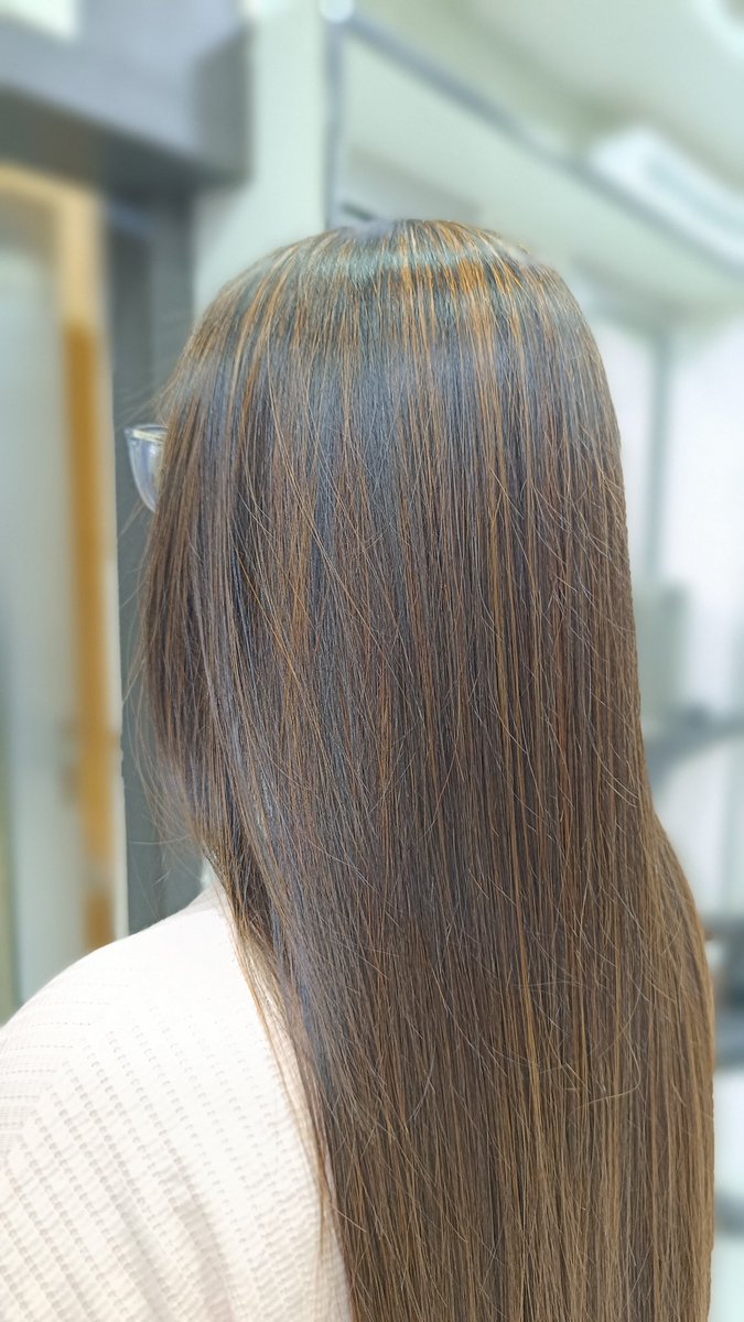 CornerPriscilla's tweet image. Highlights that blend into ones colour and looks natural and subtle is how Our client Urmi Bhambani wanted her shading to be! @junetomkynshair senior stylist did just that!
#hairbypriscillacorner #hairbrained #behindthechair