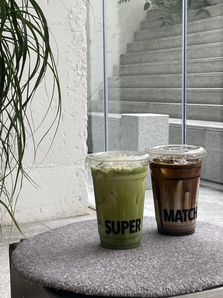 Icing_icing's tweet photo. Super Matcha 💚✅ อีกหนึ่งร้านมัทฉะที่ต้องไปในเกาหลี! ร้านนี้มีไฮไลท์ คือ No sugar, No artificial , No milk powder รับรองว่าอร่อยและเฮลตี้ เมนูมีให้เลือกเยอะ ร้านมินิมอล น่ารักมาก มีเครื่องชงชาเขียวด้วย!
#IceIceTableTalk #รีวิวเกาหลี @Review_korea #matcha #รีวิวคาเฟ่เกาหลี https://t.co/6IZLDYy3tr