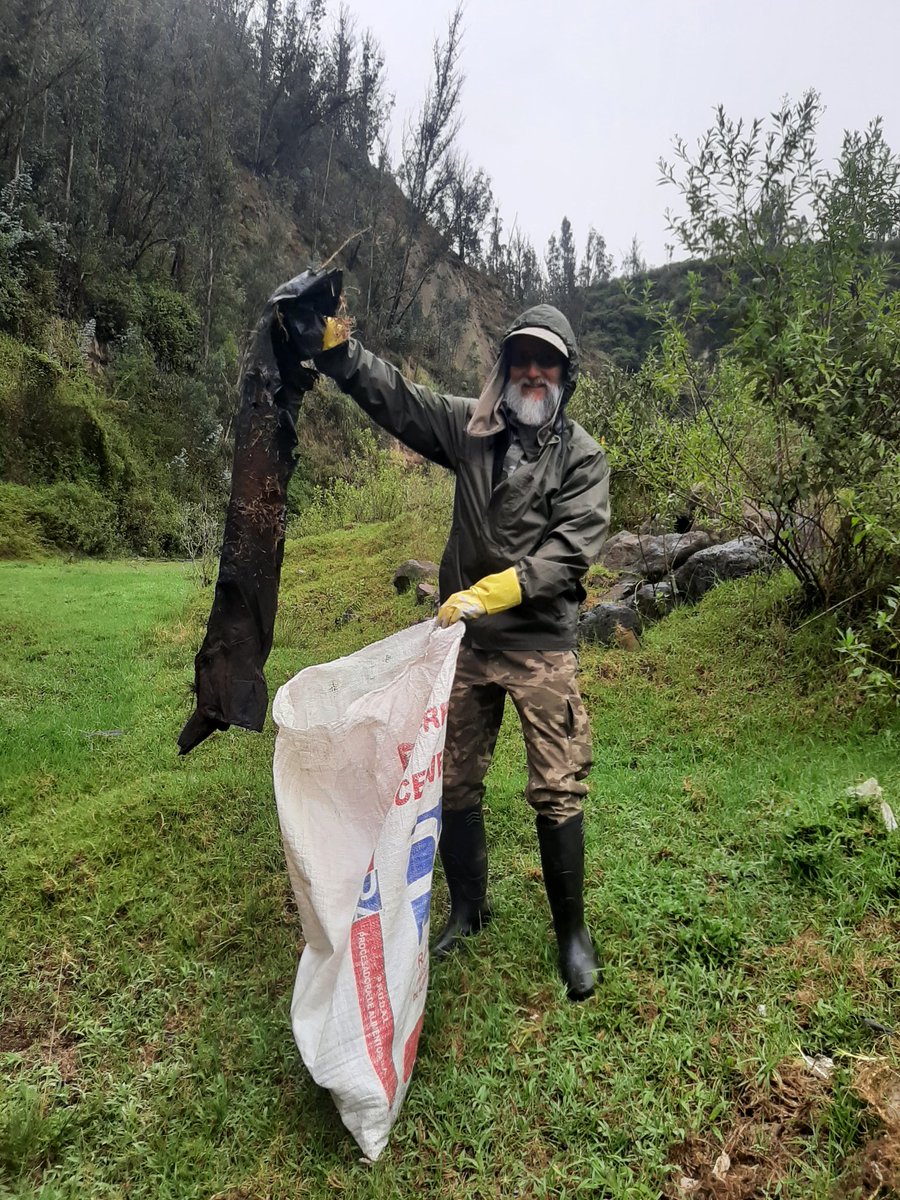 UOrnis's tweet photo. Qué genial poder pajarear en el #OctoberBigDay y al mismo tipo limpiar en minga el río San Pedro junto a nuestro amigos del Colectivo @RioRescate y @owiphototours. 

27 kg de basura, 25 especies de aves en menos de 3 horas caminando 850 m.

https://t.co/prTlspdaqI https://t.co/NKFOvcC84n