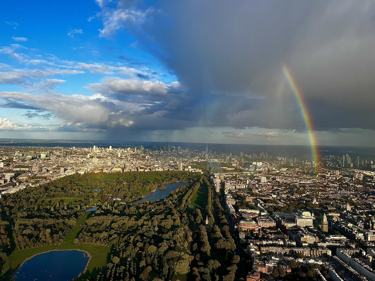 Lovely #rainbow seen over #HydePark yesterday #viewfromthecrew #doublerainbow 🌈🚁