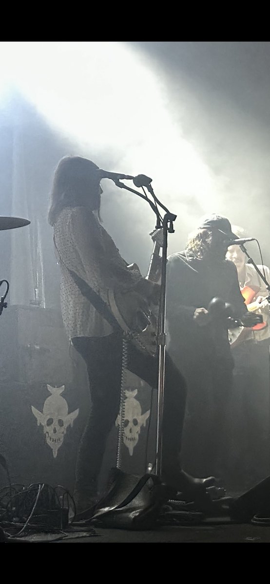 Kimmycat3's tweet photo. ⁦@TheDandyWarhols⁩ omg I just saw and heard the Dandys onstage with the Black Angels!!!  It was a fast driving rave up!! Amazing!!!  A dream come true ❤️ https://t.co/UOzre6vTbq