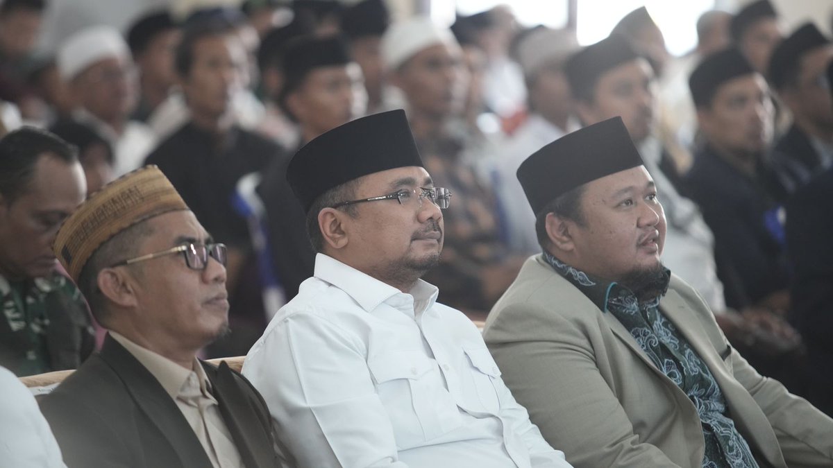 Assalamualaikum warrahmatullah wabarakatuh. Selamat siang sahabat semua. Siang ini, Menteri Agama Gus <a href="/YaqutCQoumas/">Yaqut Cholil Qoumas</a> beserta rombangan tiba di Ponpes Nurul Cholil, Bangkalan dan disambut oleh Ketua Yayasan Pondok Pesantren Nurul Cholil KH. Chasani bin Zubair. Alhamdulillah guyub.