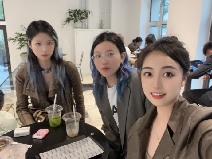 xiaoyi960429's tweet photo. 喜欢哪个闺蜜呀~#人妻 #已婚 #少妇 #脸照 #射屏 #绿帽淫妻 #cum #bigcock https://t.co/oG6U7krWqD