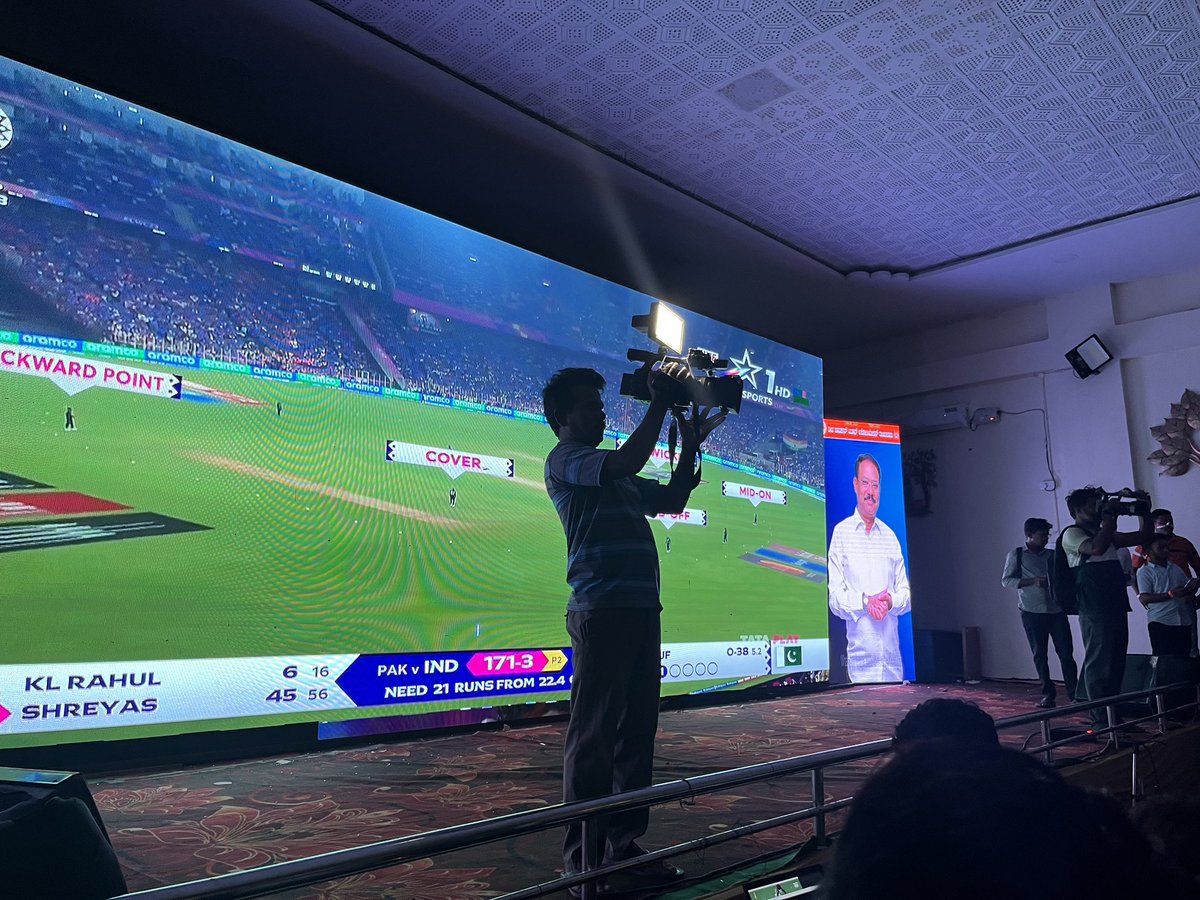 thecorraichur's tweet photo. India 🇮🇳 vs Pakistan 🇵🇰

#Raichur #Karnataka #ViratKohli𓃵 #RohitSharma #Bumrah #IndiavsPak #IndiaVsPakistan https://t.co/6eSS40PuQK