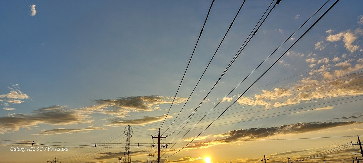 yumeasutw's tweet photo. 雨上がりの #夕空 🌇
お疲れ様です🏁
朝から降り続いた雨が上がり
西の空はキラキラの眩しい #夕日 ✨
南から北へ長くのびるロール状の雲
山々からゆっくりと
立ち昇る #霧雲 🌫️が
夕日に照らされ茜色
#イマソラ #いまそら
#夕焼け
#空の名前
#天気の図鑑 #気象のはなし
#a2023 #a1015 #a202310 https://t.co/JbeQNR9Jel