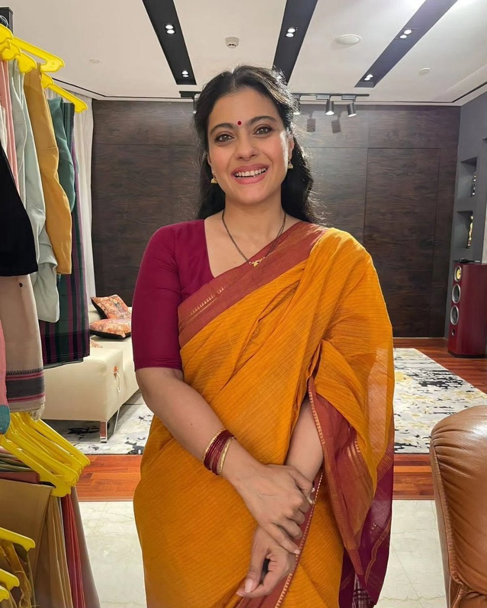 itsKajolD's tweet photo. A splash of orange for a day of energy! #orangeisthenewblack #Navratri #FirstDayOfNavratri https://t.co/oFIijTCxlt