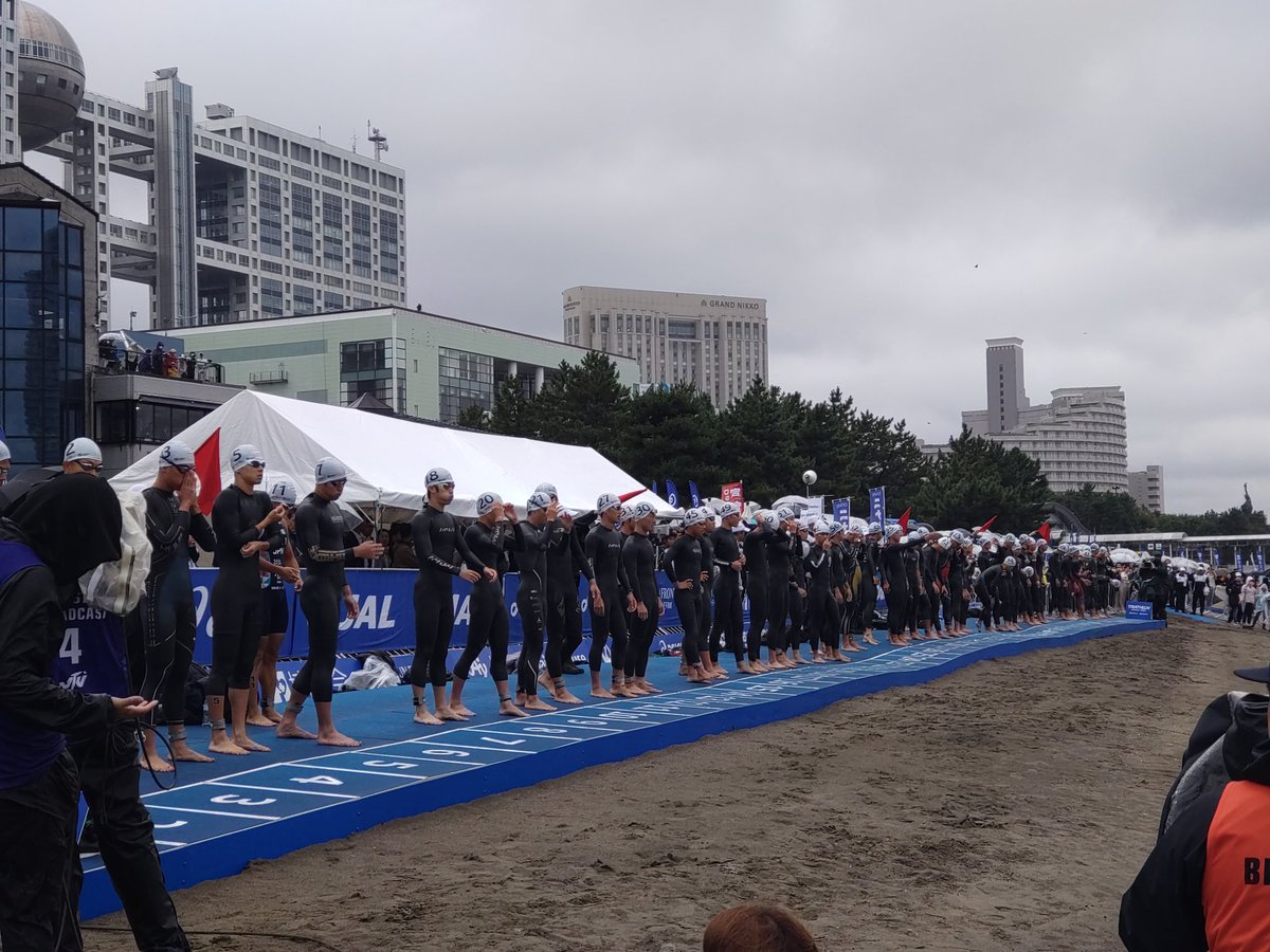 morris_holo's tweet photo. 友人が出場する #日本トライアスロン選手権 を生観戦！#お台場海浜公園 でスイム、お台場の街をバイクとランで駆け抜ける
強い雨が降り続く中、白熱したレース
途中落車事故があったりしましたが大事には至らなさそうで

レースが終わったら雨も上がって、、、よほど選手の日頃の行いに・・・？？？ https://t.co/REdHW9A9PS