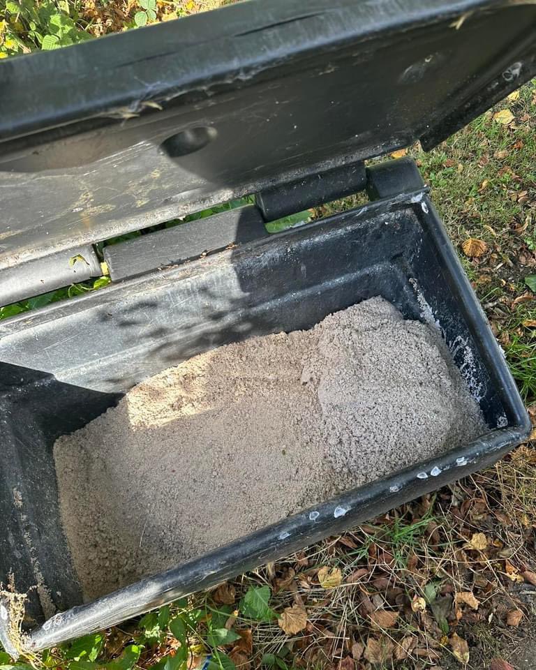 KentonWard's tweet photo. Grit Bins:
I have been around the ward checking the grit boxes are ready for any cold snaps that may come along. Grit bins across the ward seem to be topped up but if you know any that need topped up let us know and will get it sorted.
#gettingreadyforwinter #WorkingForYou https://t.co/R5VbMQLqp7