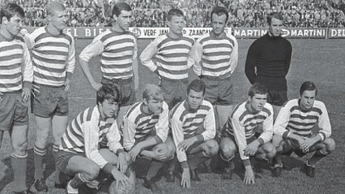 Voetballegends1's tweet photo. Vandaag is Rob Jacobs 80 jaar. De oud-trainer van onder andere Excelsior maakte in 1963 zijn debuut als speler voor Feyenoord, maar vertrok in 1965 naar Xerxes. Met Xerxes promoveerde Jacobs in 1966 naar de Eredivisie (foto Nationaal Archief: Jacobs gehurkt midden). #robjacobs https://t.co/JpwLiI2PrI