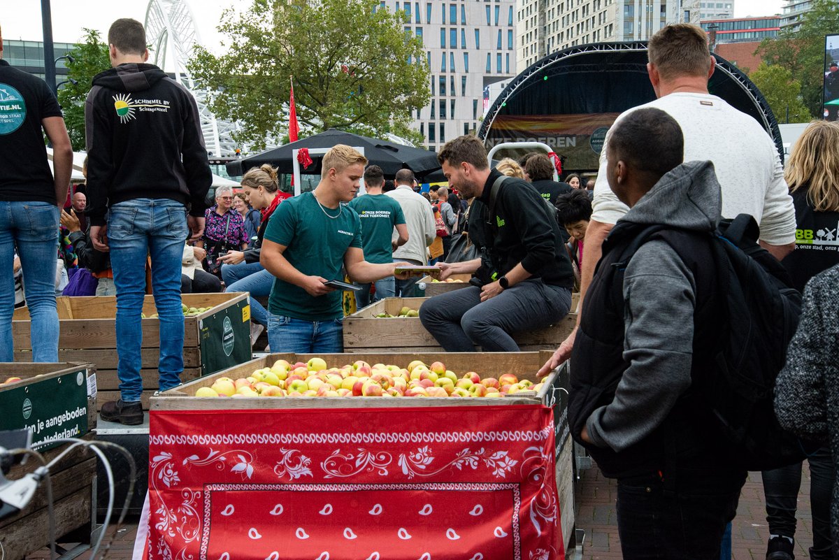 agractie's tweet photo. We kijken terug op een geslaagde #BoerBurgerBrunch vrijdag in #Rotterdam. Het was een positieve, verbindende dag met goede gesprekken tussen boer &amp; burger. Bedankt gemeente Rotterdam voor het gastvrije ontvangst en dank aan de honderd vrijwilligers en iedereen die bijdroeg! https://t.co/RDVWnLvvSG