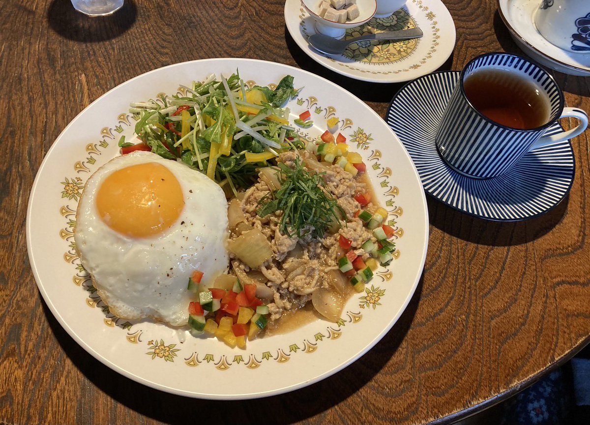 coloreurawa's tweet photo. 小さな妖精さん2人と
「下町花フェススタンプラリー」
少しだけご一緒に廻りました。😉🌟

スタンプ3個目
@cafenonbiriya 

蛍坂を上り、築地塀を通り6丁目方面へ

オムライス、ガパオライス、は妖精さんのご飯🍚

胡麻団子、チャイを
まったりといただきました♪

#下町花フェス https://t.co/1tcuoonL1b