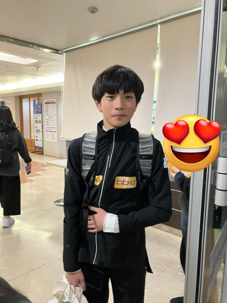하 근데 이재근 진짜 너무 웃김
이거 제가 일부러 이렇게 찍은 게 아니에요
재근이가 사진 찍으라고 나름 포즈 잡아준 거예요
아 진짜 이 내향뚝딱청소년 어쩜 좋음ㅠㅠㅋㅋ