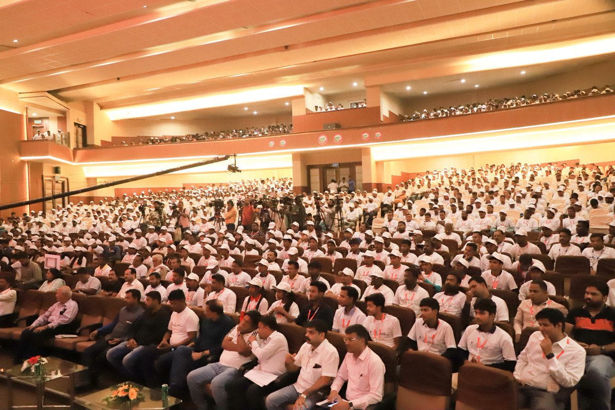 dpradhanbjp's tweet photo. ଖାଉଟିଙ୍କୁ ଆକୃଷ୍ଟ କରିବା ଭଳି ଯୋଜନା ସହ ବ୍ୟବସାୟ କରିବାର କୌଶଳ ଓ ଡିଜିଟାଲ ପ୍ଲାଟଫର୍ମର ବ୍ୟାପକ ସୁଯୋଗକୁ ବ୍ୟବହାର କରିବା ନେଇ ତାଲିମ ଦିଆଯିବ । ଏହି ଅଭିନବ କାର୍ଯ୍ୟକ୍ରମରେ ସହଯୋଗୀ ହୋଇଥିବା କୋକା-କୋଲା ଇଣ୍ଡିଆକୁ ଧନ୍ୟବାଦ । ଏହି ସବୁ ଟ୍ରେନିଂ ମଡ୍ୟୁଲକୁ ��ବୁ ଭାରତୀୟ ଭାଷାରେ ଉପଲବ୍ଧ କରାଇବା ପାଇଁ ପରାମର୍ଶ ଦେଲି । https://t.co/XM1xg9RT5t