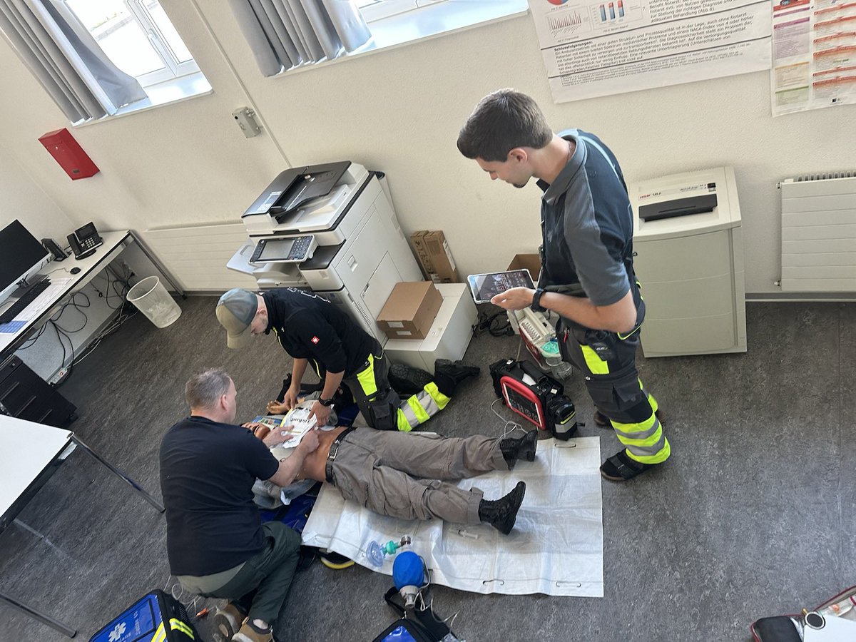 AmbulanzSense's tweet photo. Ende letzter Woche fand der dritte und letzte #Simulationstag in diesem Jahr statt. An drei solchen Vormittag trainieren wir anhand von nicht alltägliche Fallszenarien komplexere Einsatzsituationen.

#weiterbildung #traiasyoufight #rettungsanitäterin #trm #crm #komfortzonengrenze https://t.co/0DUU7eHIr8