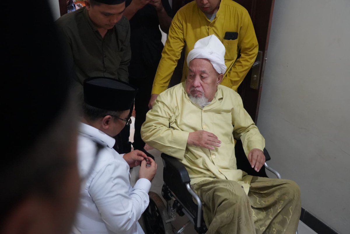 Menteri Agama Gus <a href="/YaqutCQoumas/">Yaqut Cholil Qoumas</a> sowan KH Zubair Muntashor, pendiri dan pengasuh Pondok Pesantren Nurul Cholil, Kabupaten Bangkalan, Madura, Jawa Timur. Gus Yaqut sangat mengedepankan adab di depan kai sepuh. Semoga Gus Men dan Kyai Zubair Muntashor diberkahi oleh Allah SWT. 🤲