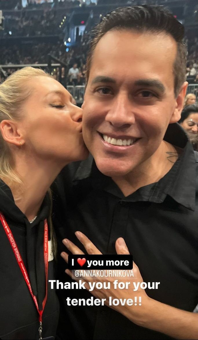 DoseofEnrique's tweet photo. Anna Kournikova iglesias With her husband's fans in Washington tonight during #TheTrilogyTour 😍 https://t.co/e8Ck0F05Cn