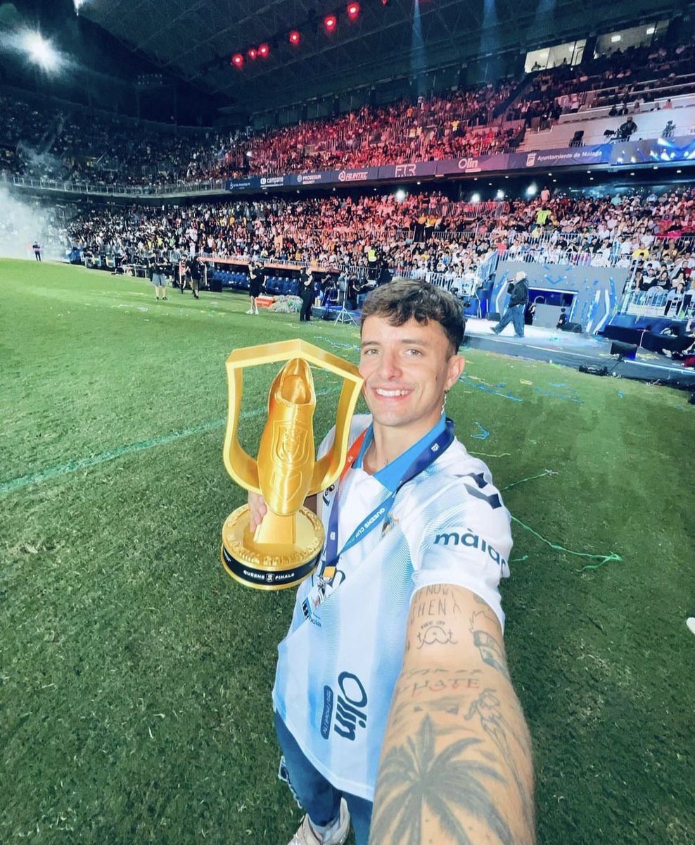 elbarrioklk_'s tweet photo. 👑Rocío Serrano ha sido la máxima goleadora de la QUEENS CUP OYSHO. 

🏆 El presidente Adri Contreras recogió el premio en La Rosaleda por ella. https://t.co/JrM1IGdDW9