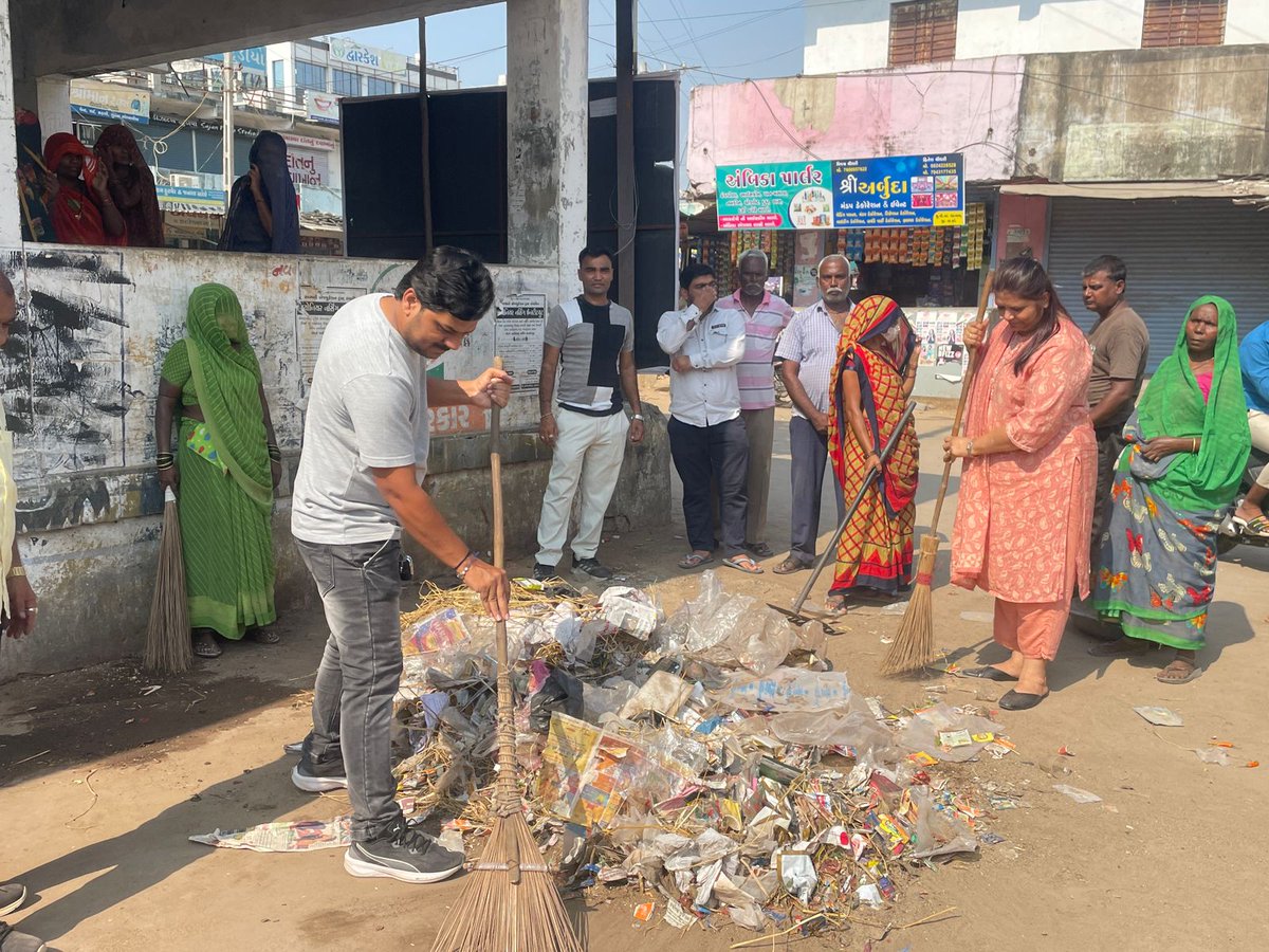 VadgamTdo's tweet photo. વડગામ ગામે સ્વચ્છતા હી સેવા સપ્તાહ અંતર્ગત આજરોજ તારીખ 15/10/2023 ના બસ સ્ટેન્ડની સફાઈની કામગીરી

#SwachhataHiSeva 
#gaeinda 
#SHS2023 
@SwachhBharatGov 
@PMOIndia 
@crdgujarat1 
@DdoBanaskantha 
@CollectorBK 
@CMOGuj 
@DRDABK https://t.co/bCp7FzLKnJ