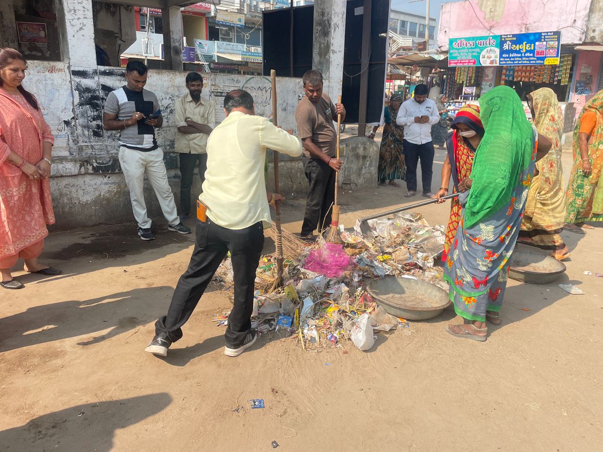 VadgamTdo's tweet photo. વડગામ ગામે સ્વચ્છતા હી સેવા સપ્તાહ અંતર્ગત આજરોજ તારીખ 15/10/2023 ના બસ સ્ટેન્ડની સફાઈની કામગીરી

#SwachhataHiSeva 
#gaeinda 
#SHS2023 
@SwachhBharatGov 
@PMOIndia 
@crdgujarat1 
@DdoBanaskantha 
@CollectorBK 
@CMOGuj 
@DRDABK https://t.co/bCp7FzLKnJ