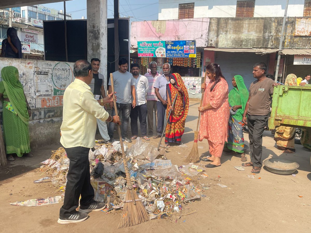 VadgamTdo's tweet photo. વડગામ ગામે સ્વચ્છતા હી સેવા સપ્તાહ અંતર્ગત આજરોજ તારીખ 15/10/2023 ના બસ સ્ટેન્ડની સફાઈની કામગીરી

#SwachhataHiSeva 
#gaeinda 
#SHS2023 
@SwachhBharatGov 
@PMOIndia 
@crdgujarat1 
@DdoBanaskantha 
@CollectorBK 
@CMOGuj 
@DRDABK https://t.co/bCp7FzLKnJ