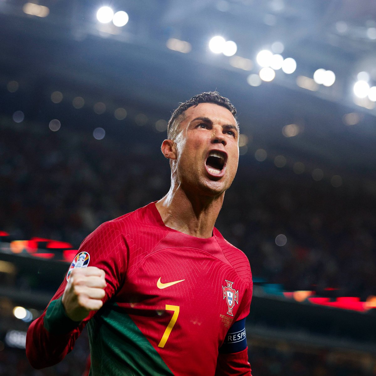 C'est cadeau ! 🎁 Pour fêter la qualif' du Portugal à l'Euro 2024, on vous offre le maillot du capitaine emblématique, Cristiano Ronaldo ! 🇵🇹🐐 Pour participer : 👉 RT ce tweet 👉 Follow @Trivela_FR et @VBET_fr Le gagnant devra avoir un compte VBET : vbet.link/CR7