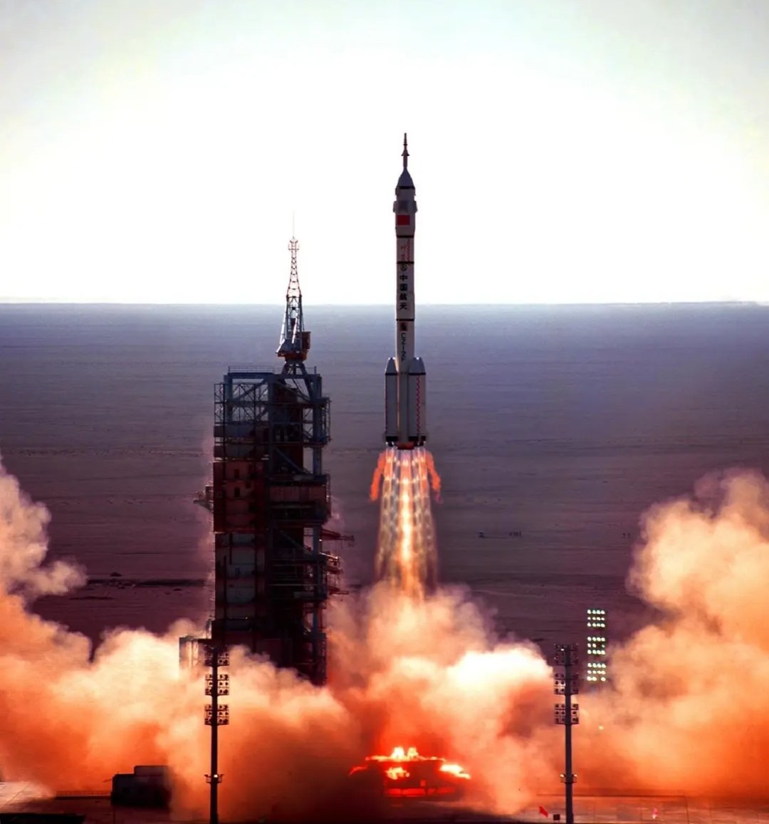 LKosmonautika's tweet photo. Il 15 ottobre 2003, Yang #Liwei effettuò il primo volo umano del programma spaziale cinese a bordo della #Shenzhou-5.
Partita alle 9:03, da #Jiuquan, la Shenzhou 5 compì 14 orbite attorno alla Terra. Liwei è atterrato 21 ore dopo il lancio
Gloria ai conquistatori del Cosmo 🚀 https://t.co/pIil10cN5S