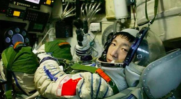 LKosmonautika's tweet photo. Il 15 ottobre 2003, Yang #Liwei effettuò il primo volo umano del programma spaziale cinese a bordo della #Shenzhou-5.
Partita alle 9:03, da #Jiuquan, la Shenzhou 5 compì 14 orbite attorno alla Terra. Liwei è atterrato 21 ore dopo il lancio
Gloria ai conquistatori del Cosmo 🚀 https://t.co/pIil10cN5S