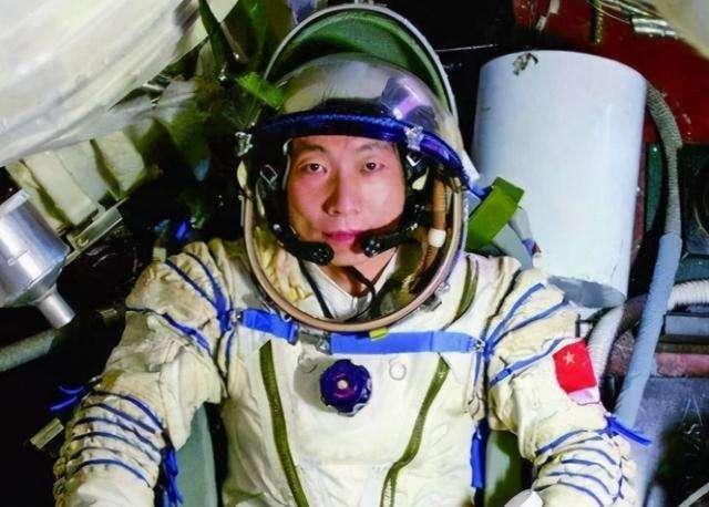 LKosmonautika's tweet photo. Il 15 ottobre 2003, Yang #Liwei effettuò il primo volo umano del programma spaziale cinese a bordo della #Shenzhou-5.
Partita alle 9:03, da #Jiuquan, la Shenzhou 5 compì 14 orbite attorno alla Terra. Liwei è atterrato 21 ore dopo il lancio
Gloria ai conquistatori del Cosmo 🚀 https://t.co/pIil10cN5S