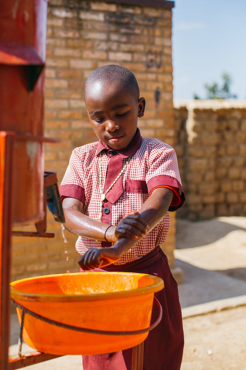 Water4People_RW's tweet photo. Tubifurije mwese umunsi mwiza wo #GukarabaIntoki. Uyu munsi utwibutsa ko ari ngombwa gukaraba intoki ukoresheje amazi meza n’isabune buri gihe mbere yo guteka, kujya ku meza n’igihe uvuye mu musarani. Haranira ko umuryango wawe ugira umuco wo gukaraba intoki neza buri gihe. https://t.co/h935uvdaM1