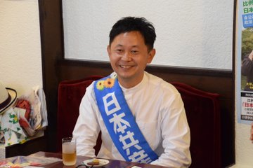 つどいで参加者の意見を聞く大平。