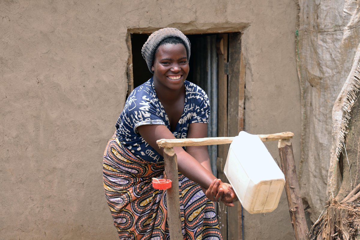 Water4People_RW's tweet photo. Uyu munsi turazikana akamaro ko gukaraba intoki neza mu buzima bwacu. Ibuka rero gushishikariza inshuti n’umuryango wawe gukaraba intoki buri gihe kandi neza. #GukarabaIntoki neza ukoresheje amazi meza n’isabune ni ingenzi: Bidufasha kugira ubuzima buzira umuze. #Rwanda https://t.co/JVlVI8Q2y1