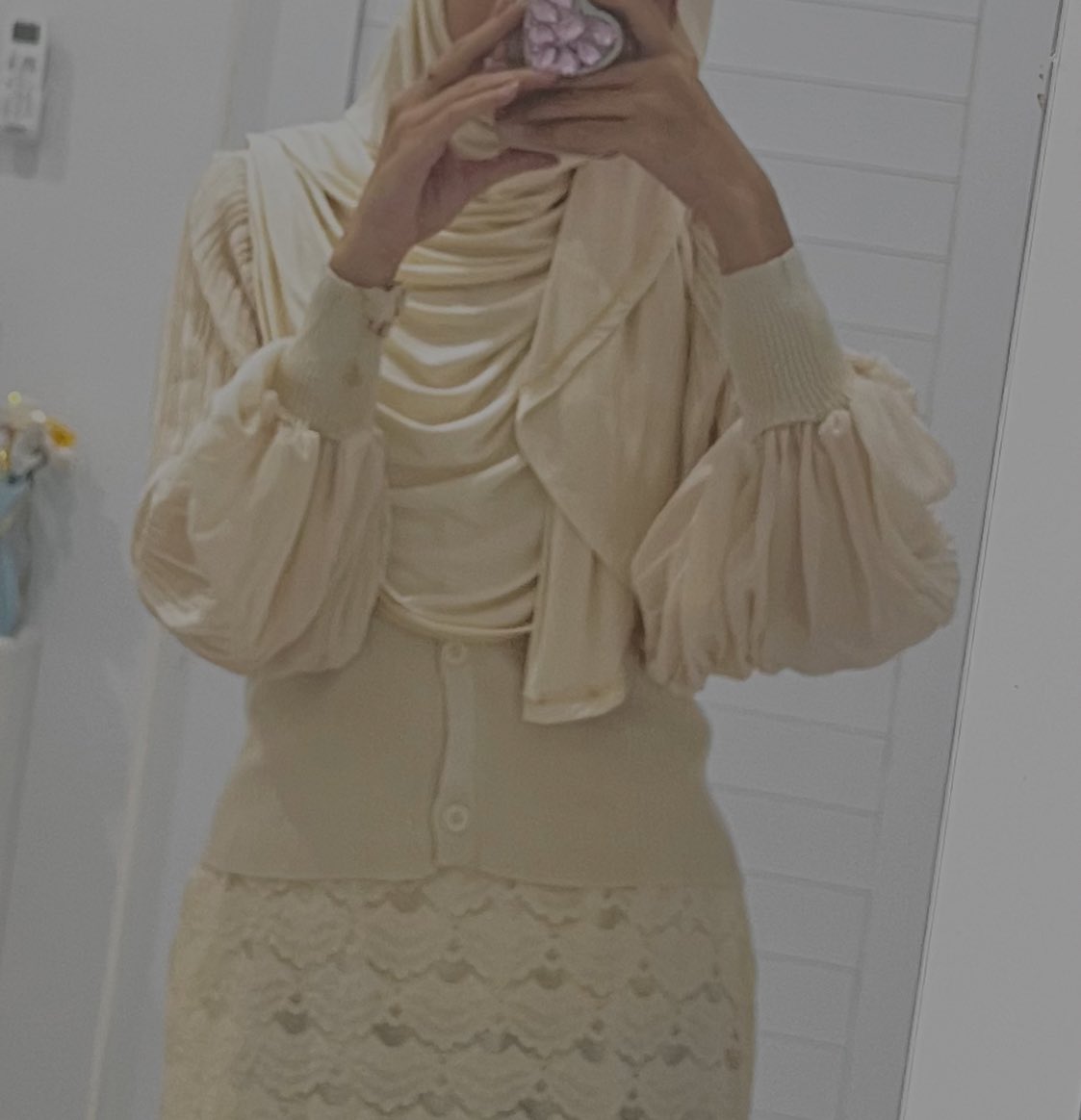 bungsmlnd's tweet photo. super prettyyyy🥹🥹

baru aja dateng blouse yg aku tunggu, karena habis mulu yg warna ini😭 ternyata emang sebagus itu yah, apalagi detail lengan balonnya🥰 fit juga di badan aku. ohiya buat lengannya itu bahan chiffon yg nerawang so make sure pakai inner😉 totally love it!!😍 https://t.co/WchjM0mts3