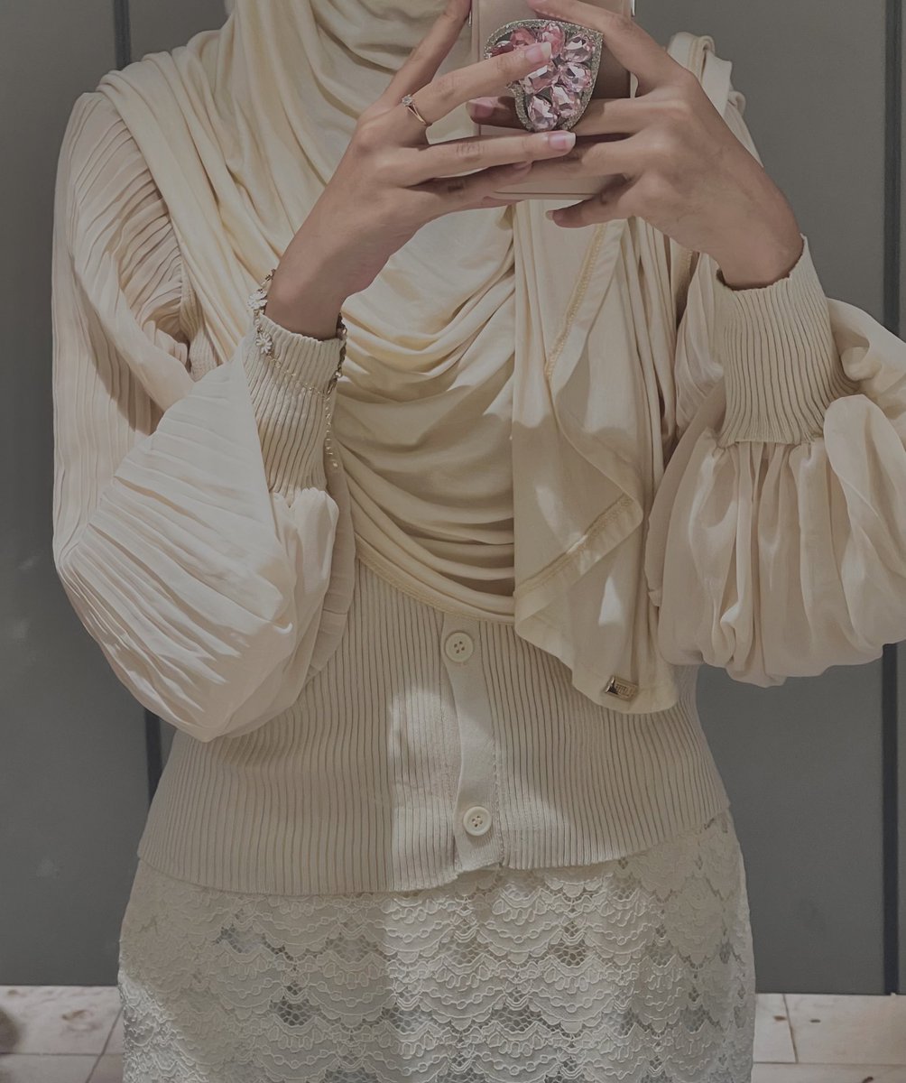 bungsmlnd's tweet photo. super prettyyyy🥹🥹

baru aja dateng blouse yg aku tunggu, karena habis mulu yg warna ini😭 ternyata emang sebagus itu yah, apalagi detail lengan balonnya🥰 fit juga di badan aku. ohiya buat lengannya itu bahan chiffon yg nerawang so make sure pakai inner😉 totally love it!!😍 https://t.co/WchjM0mts3