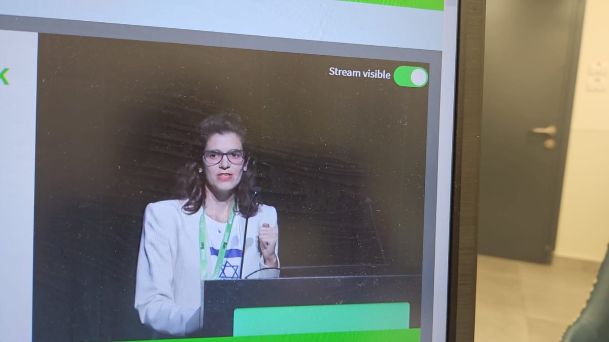 So proud of @sarbagili from @D_ECCO_IBD talking on the importance of #Diet in #IBD at the @my_ueg, with 🇮🇱 on her shirt, while her friends are still kidnapped by Hamas!